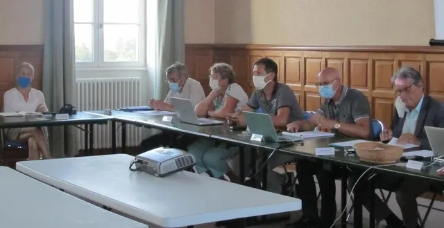 photo  lors du conseil municipal de jeudi 22 juillet 2021 : cécile rousselet à gauche et bernard soul, à droite.  &copy;  ouest-france 