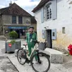 photo dominique eudier devant l’auberge des soeurs moisy, où elle retrouve généralement ses clients pour les visites de saint-céneri-le-gérei.