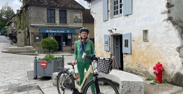 photo  dominique eudier devant l’auberge des soeurs moisy, où elle retrouve généralement ses clients pour les visites de saint-céneri-le-gérei.  &copy;  ouest france 