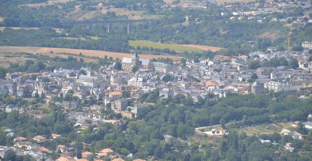 photo  vu d’avion, le vieux thouars révèle son inextricable réseau d’habitations multiséculaires dominant la vallée. ?  &copy;  archives co-carl guillet 