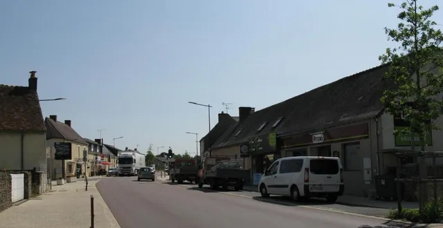 photo  le centre bourg de chaufour, avec ses commerces : épicerie, fleuriste et bar-tabac  &copy;  ouest-france 