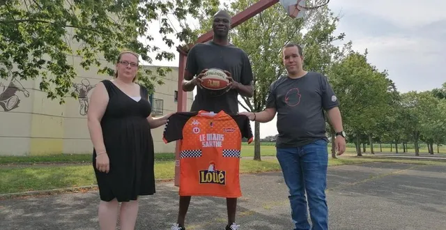 photo  dorothée rousseau, trésorière du virage nord ; alain koffi, le parrain ; julien dumans, le président.  &copy;  le maine libre 