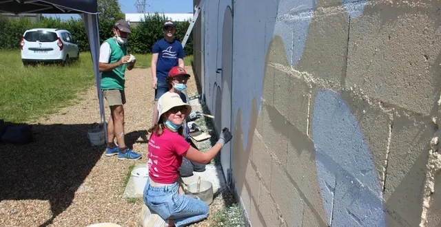 photo  franck eymon, louis, romaric et cloé près du vestiaire du stade du collège de bercé.  &copy;  le maine libre 