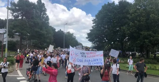 photo  les manifestants ont envahi les voies de circulation du giratoire de la route d’angers, à proximité du centre de vaccination installé au centre des expositions.  &copy;  le maine libre 