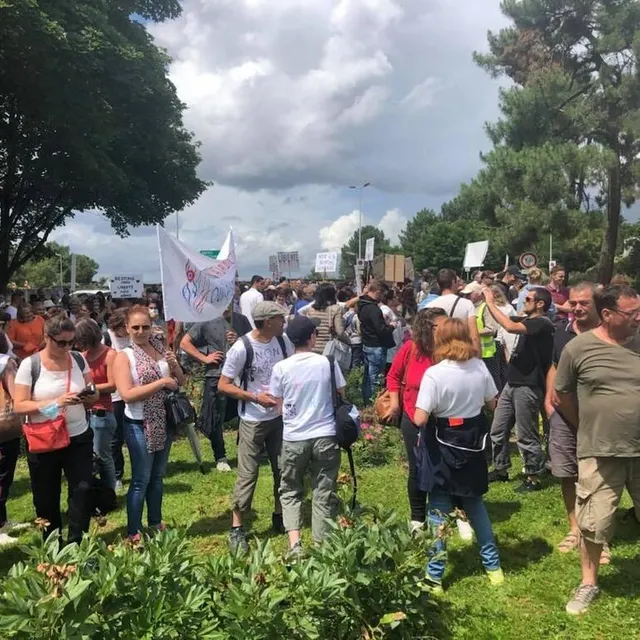 photo les opposants au pass sanitaire sont rassemblés sur le giratoire de la route d’angers, près du centre des expositions du mans.  ©  le maine libre