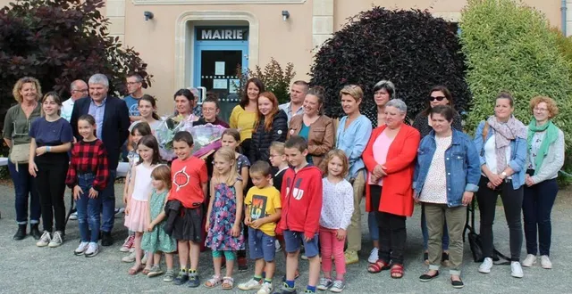 photo  emmanuelle chrétien, directrice de l’école, entourée d’élèves, de collègues et d’élus.  &copy;  le maine libre 