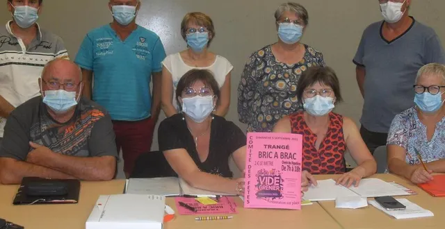 photo  les membres du comité des fêtes présentent l’affiche du bric-à-brac qui sera apposée dans les lieux publics et les commerces.  &copy;  ouest-france 