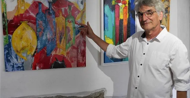 photo  patrick bouleau aime les formats verticaux très colorés où figurent toujoursdes bouteilles, en référence aux silhouettes de nicolas de staël.  &copy;  ouest-france 