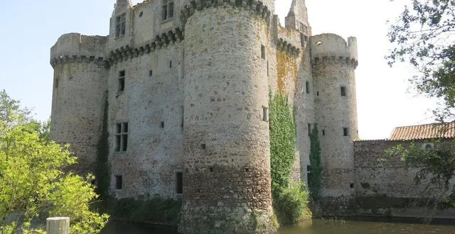 photo  le château de l’ebaupinay attire le public.  &copy;  co – dominique cadu 
