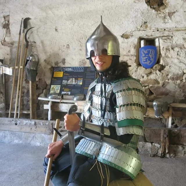 photo martin cousseau, permanent au château, fabrique les armures.  ©  co – dominique cadu