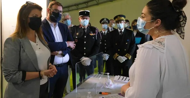 photo  marlène schiappa, ministre déléguée chargée de la citoyenneté auprès du ministre de l’intérieur, a tenu à saluer les efforts du sdis et de l’ensemble des personnes travaillant au bon déroulement de la vaccination au centre manceau de la rotonde.  &copy;  denis lambert 