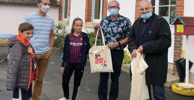 photo  des représentants du cdos, ici avec m. lejeune, enseignant, et guy cosme, maire, ont remis aux écoliers des badges et diplômes en reconnaissance de l’investissement de chacun.  &copy;  le maine libre 