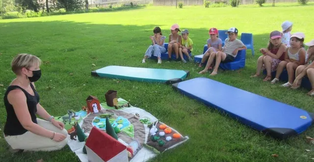 photo  aurélie, auxiliaire de puériculture (à gauche), a raconté les découvertes de sautille la chenille aux enfants de dissay-sous-courcillon.  &copy;  le maine libre 