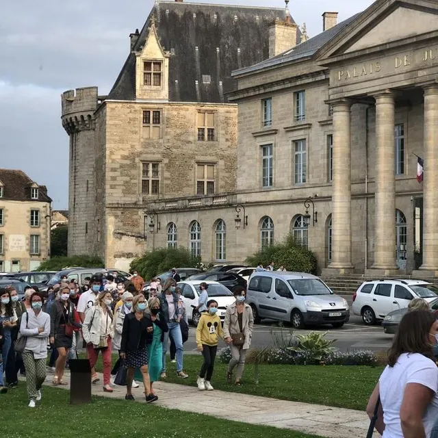 photo un long cortège de spectateurs a suivi le premier spectacle des lèche-vitrines à alençon (orne), lundi 26 juillet.  ©  ouest-france