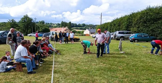 photo  une rencontre amicale de la galoche, un jeu typique du nord sarthe que certains spectateurs ont découvert à cette occasion.  &copy;  ouest-france 