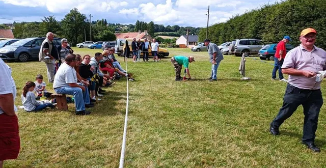 photo  la galoche, un jeu typique du nord sarthe que certains spectateurs ont découvert, avec ici jacky denis, à droite, qui termine à la deuxième place de cette rencontre amicale.  &copy;  le maine libre 