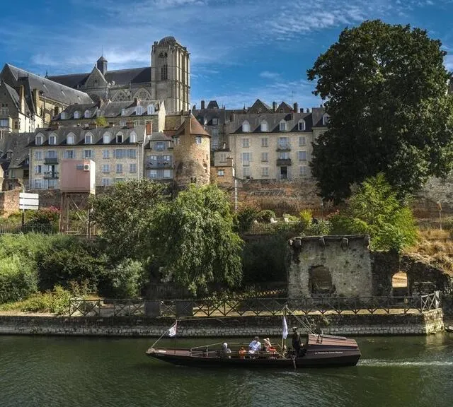 photo la rêveuse de saint-nicolas devant la muraille, ou comment découvrir le mans autrement.  ©  archives le maine libre – denis lambert