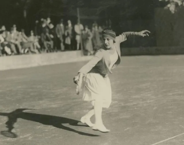 photo dans les années 1920, suzanne lenglen a été l’une des premières joueuses de tennis à jouer bras nus et chevilles apparentes.  ©  roland-garros