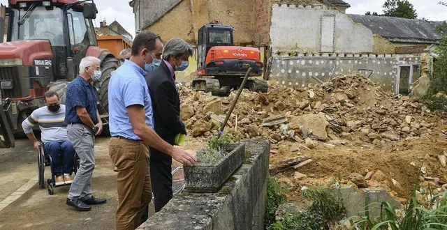 photo  souligné-sous-ballon, mercredi 28 juillet 2021. le sous-préfet est venu constater l’avancée du chantier. il a salué « un modèle de résilience. »  &copy;  photo le maine libre-yvon loue 