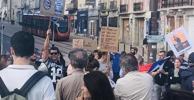 photo  une centaine de manifestants anti pass sanitaire s’est réunie devant la gare du mans, le 28 juillet 2021.  &copy;  le maine libre 