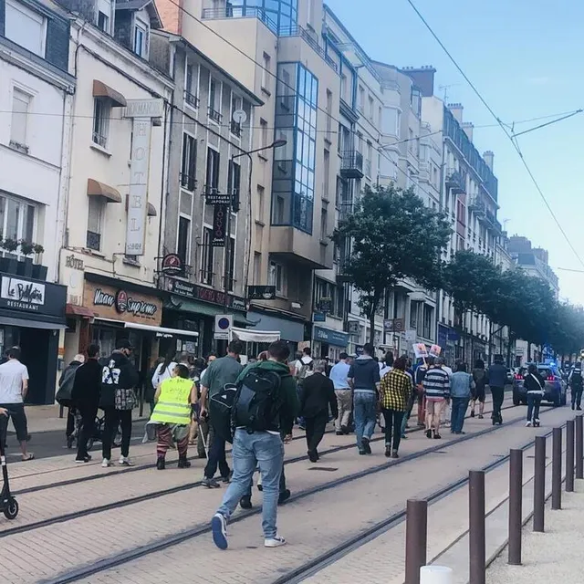 photo sur les coups de 19 heures, un cortège sauvage s’est formé en partance de l’avenue du général leclerc.  ©  le maine libre