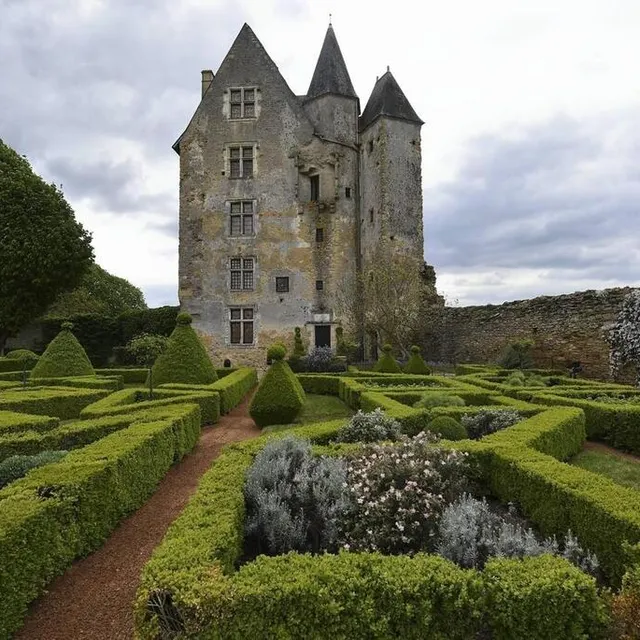 photo sur son éperon rocheux, le donjon domine les jardins.  ©  archives le maine libre – denis lambert