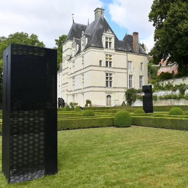 photo l’an dernier, les jardins du château ont accueilli une exposition de jean-bernard métais.  ©  archives le maine libre – yvon loué