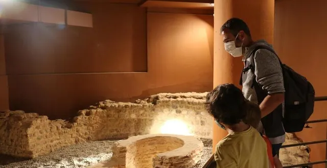 photo  ces trois manceaux visitent pour la première fois les anciens bains publics.  &copy;  ouest-france 