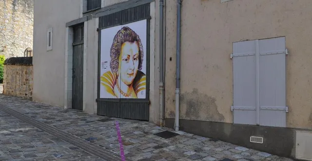 photo  le portrait de la marquise de sablé à découvrir en suivant la ligne continue rose qui mène dans la rue du château.  &copy;  le maine libre 