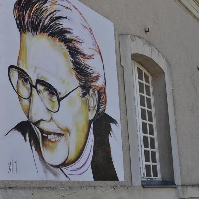 photo le portrait de marcelle thébault s’affiche sur la façade de la salle théophile-plé.  ©  le maine libre