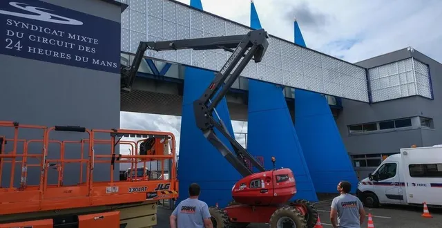 photo  la nouvelle enseigne sera allumée ce vendredi.  &copy;  photo le maine libre – denis lambert 