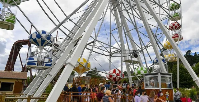 photo  la grande roue est la nouvelle attraction du parc d’attractions papéa.  &copy;  le maine libre – yvon loue 