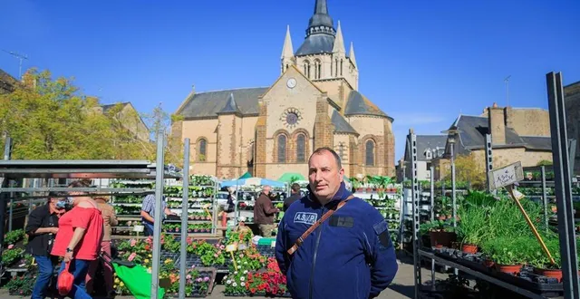 photo  depuis quinze ans, frédéric picot veille sur le marché du samedi et sa trentaine de commerçants.  &copy;  le maine libre – clément szczuczynski 
