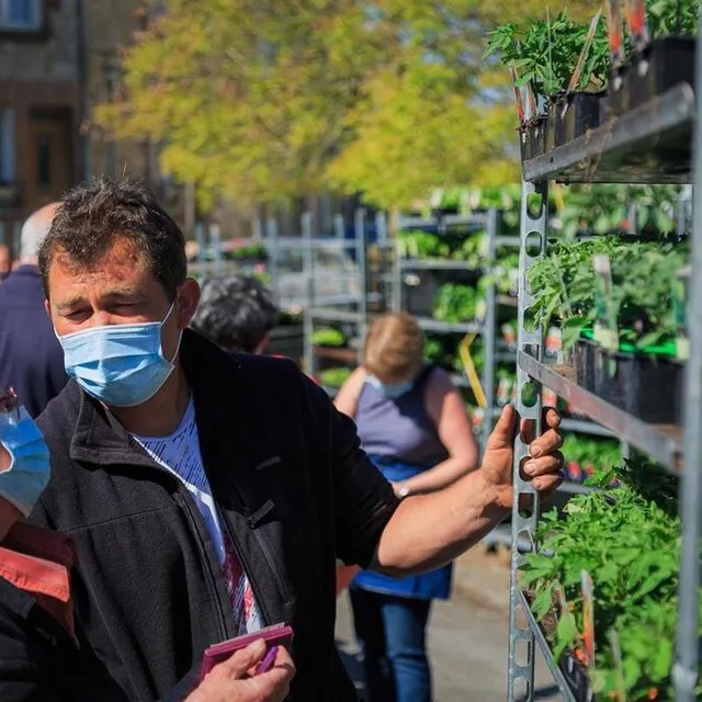 photo les acheteurs sont toujours attentifs aux conseils des commerçants.  ©  le maine libre – clément szczuczynski