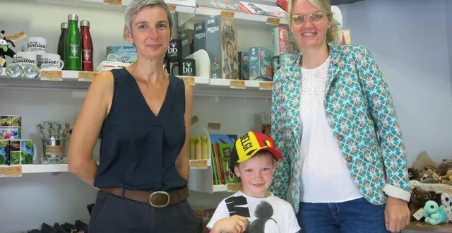 photo  bressuire, 28 juillet 2021. cécile guyonnaud et aurore choquet ont accueilli un petit touriste belge, heureux d’acheter une épée en bois.  &copy;  dominique cadu 