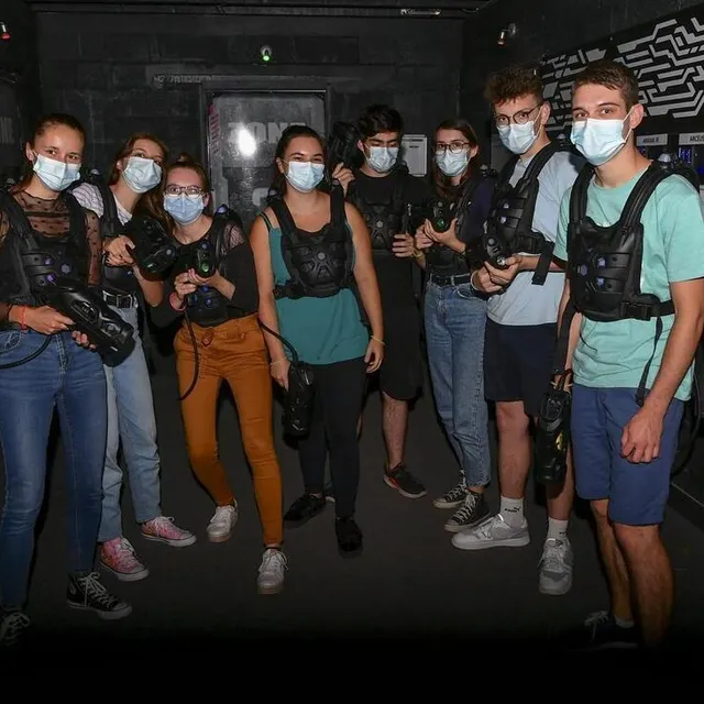 photo port du plastron et du masque de rigueur dans le labyrinthe.  ©  le maine libre – yvon loué