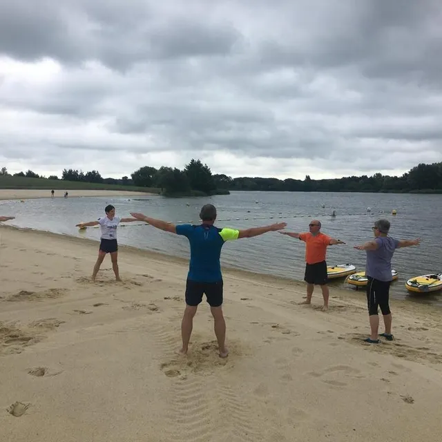 photo sur le sable, les participants s’échauffent pour ne pas se blesser.  ©  le maine libre