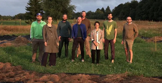 photo  artistes et maraîchers sont en résidence aux minières (la ferrière-aux-étangs, orne) pour un temps de création en vue de la fête d’inauguration du 31 juillet 2021.  &copy;  dr 