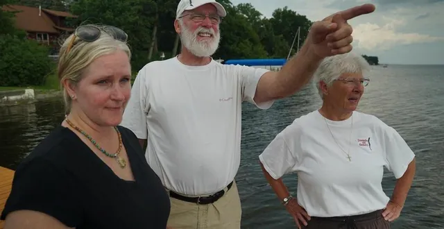 photo  abi buddington (à gauche) et phil bracht (au centre) dénoncent l’aberration écologique que représente la « ferme à bitcoins » installée dans leur ville de dresden, dans l’état de new york.  &copy;  elie courboulay 