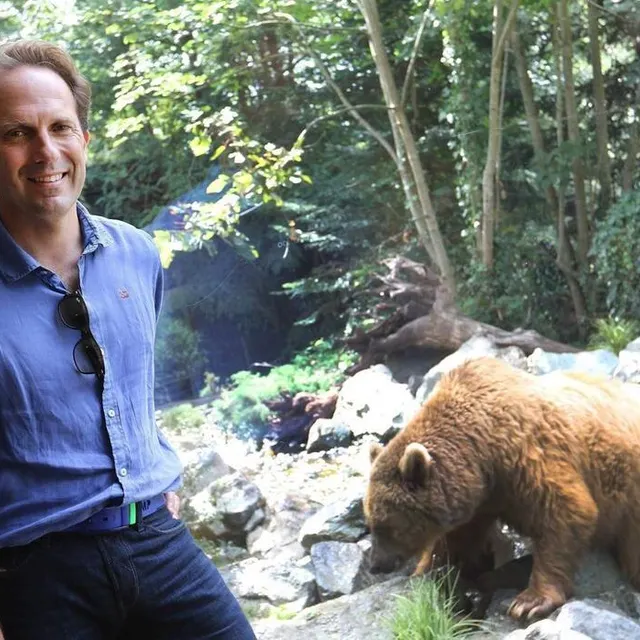 photo stéphane da-cunha, alors directeur du zoo, pose devant la baie vitrée du yukon lodge, en 2015.  ©  archives eddy lemaistre, ouest-france
