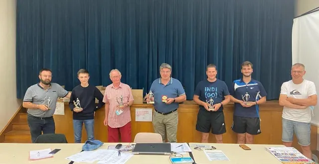 photo  six membres de l’asm, aux côtés de thierry bignon, ont été récompensés pour leur fidélité au club.  &copy;  le maine libre 