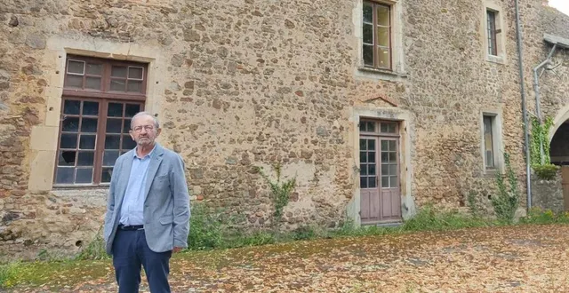 photo  daniel coudreuse, maire de brûlon devant le prieuré.  &copy;  le maine libre 