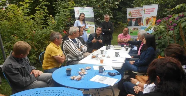 photo  les différents intervenants autour d’une table pour défendre l’élevage français.  &copy;  ouest-france 