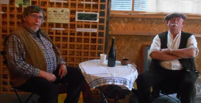 photo  de gauche à droite : jeff des bois et guth des prez attablés.  &copy;  ouest-france 