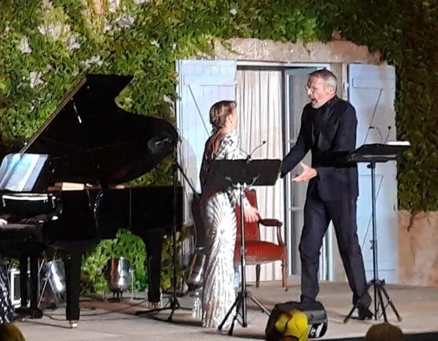 photo le trio a conclu la représentation en reprenant les airs les plus fameux de westside story.  ©  le maine libre