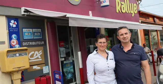 photo  pierre hervé et véronique chapelain, gérants du bar-tabac le rallye, au mans, ont vendu son ticket de loto à l’heureux gagnant de 12 millions d’euros.  &copy;  photo le maine libre – aurélie berland 