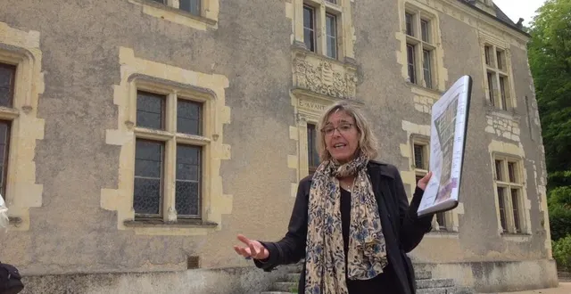 photo  la chartraine valérie martel guide les visiteurs (ici devant la façade nord)  &copy;  le maine libre 