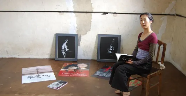 photo  moeno wakamatsu souhaite rendre hommage à son mari masaki iwana, ici près de photos du danseur de butô et d’affiches de ses films.  &copy;  ouest-france 