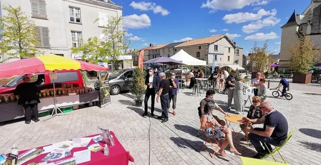 photo  le marché de producteurs met de l’animation sur la place saint-médard.  &copy;  archives co 