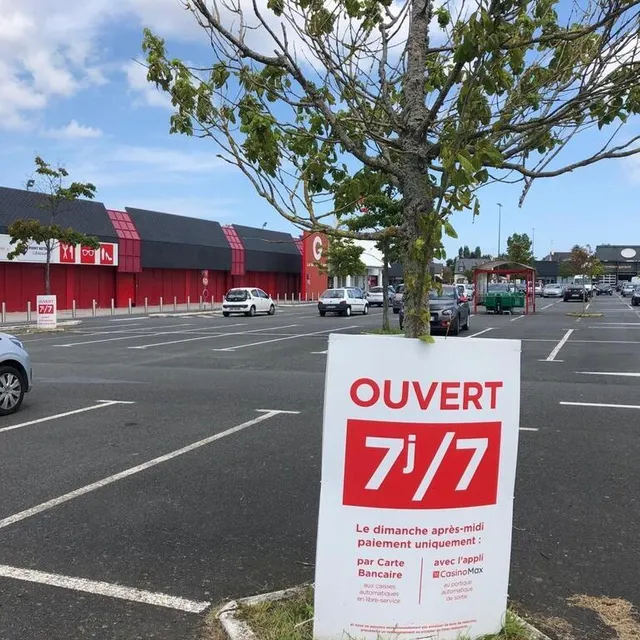 photo sur le parking de géant, à saint-brieuc, des affiches expliquent comment faire ses courses le dimanche après-midi.  ©  ouest-france